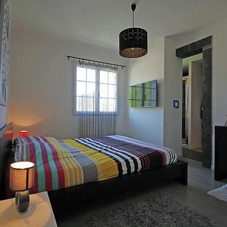 Hébergement de vacances Luxurious Holiday In Roquebrune-sur-argens With Jacuzzi *