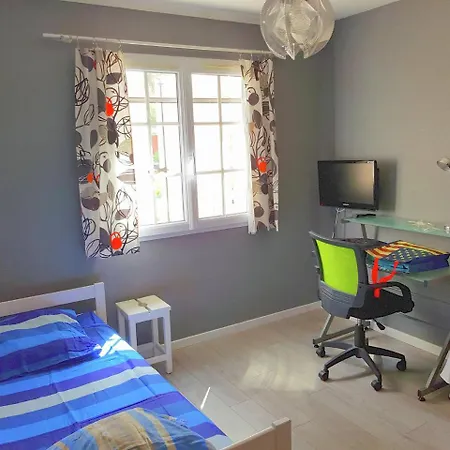 Luxurious Holiday In Roquebrune-sur-argens With Jacuzzi Hébergement de vacances La Bouverie